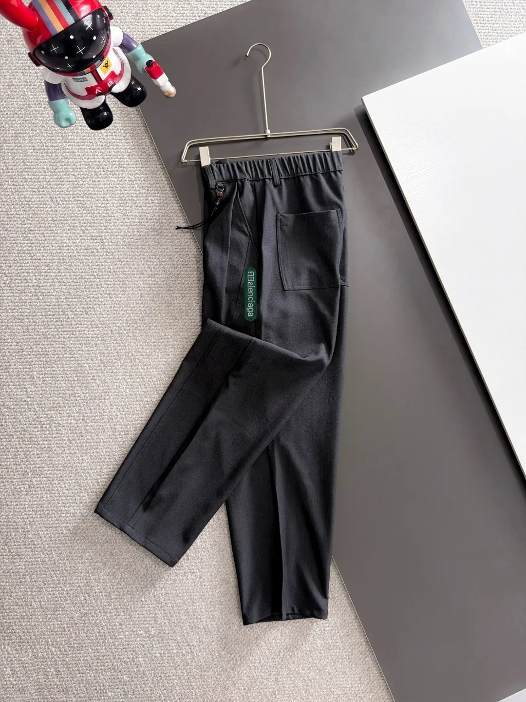 Next day shipment P195 Balenciaga High Quality 2026 Autumn and Winter New Arrival elastic band casual pants, counter-customized fabrics, Breathable, high comfort, impeccable details, brand element design concept, reflecting high quality. It feels delicate and soft! It presents a casual cut and the upper body shape is great! Sizes:S-3XL